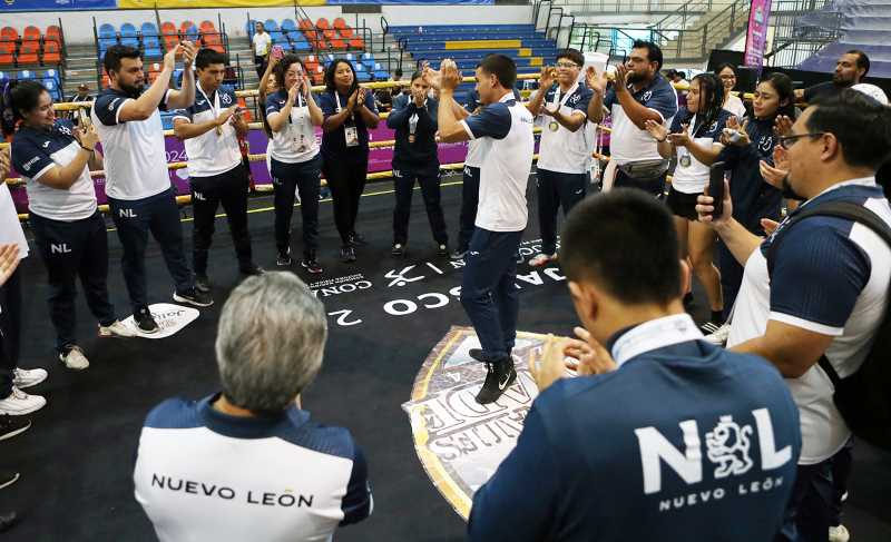 Fabián Beyer with his coach, Nilyon Rodríguez Laffita, after his victory at the CONADE 2024 Nationals.