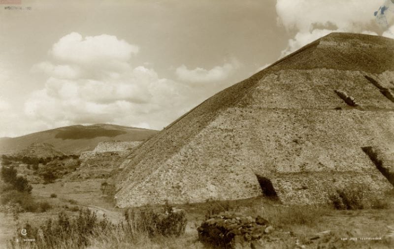 Partial view of the Pyramid of the Moon; In the background you can see the Pyramid of the Sun. San Juan Teotihuacan, State of Mexico.