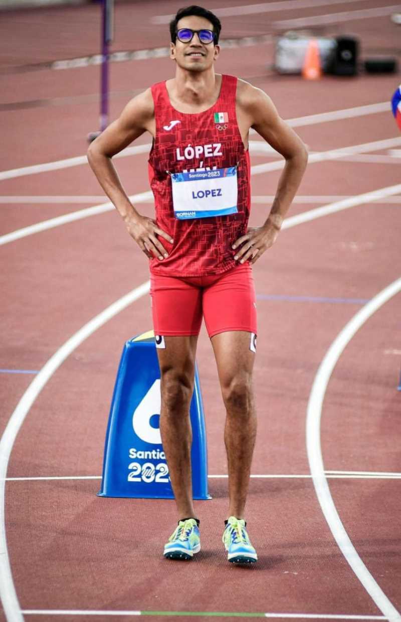 Middle-distance runner Tonatiu López led his heat with a time of 1:45.13 minutes and continues to compete.