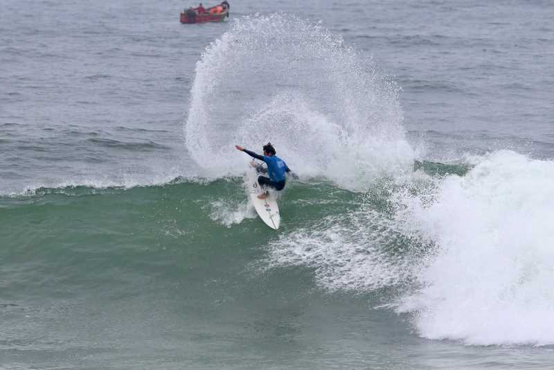 Sebastián Williams riding a wave to victory at the Pan American Surfing Games.