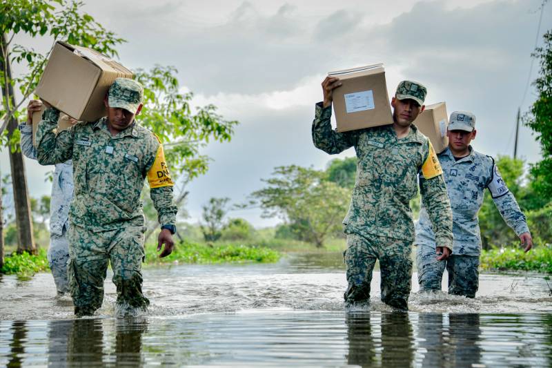 A photo of soldiers distributing supplies to people affected by the storm.