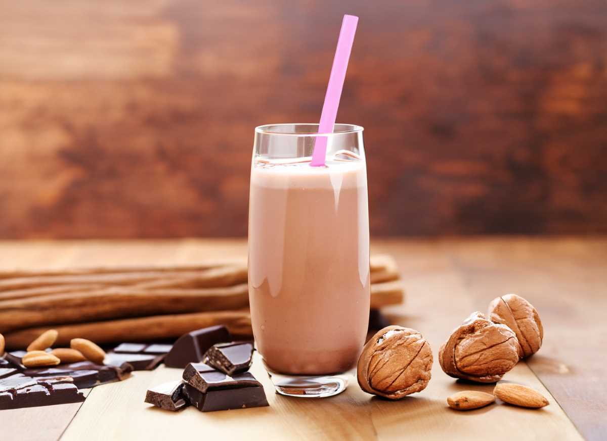 How to Make a Creamy Walnut and Cocoa Milkshake