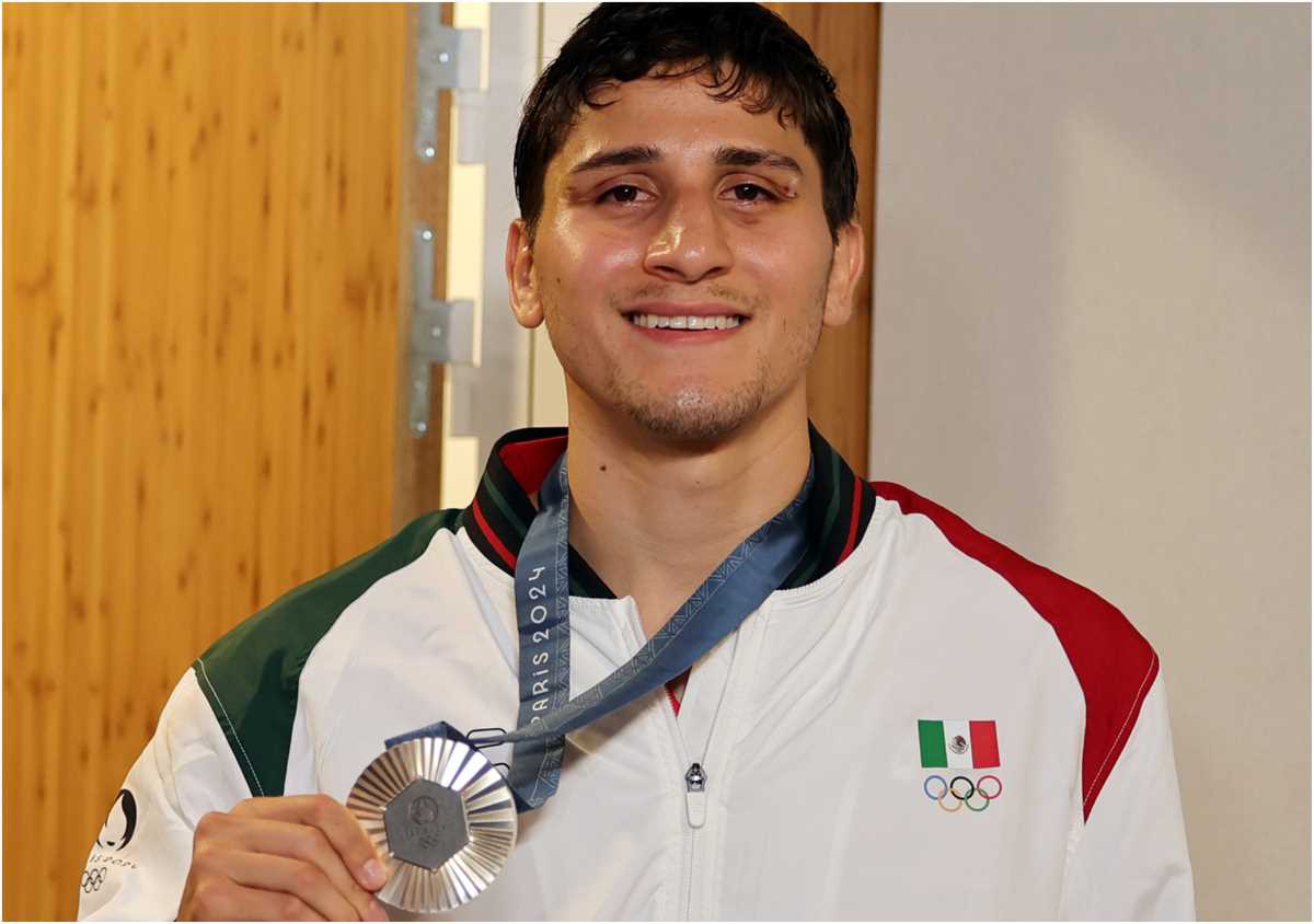 Mexican Boxer Marco Verde Defies Odds, Claims Silver in Paris