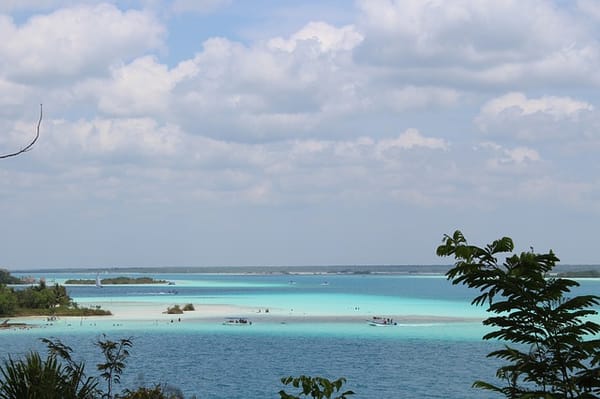 Bacalar lagoon losing its seven colors