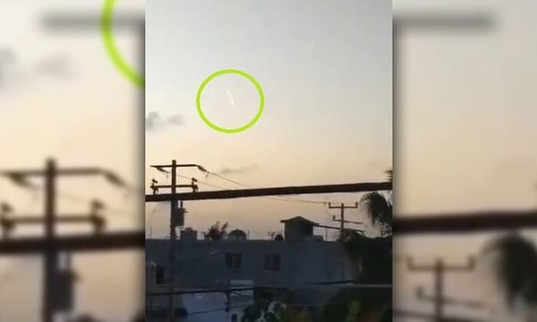 The alleged passing of a meteorite that was visible in Cancun was spread on social networks through videos.