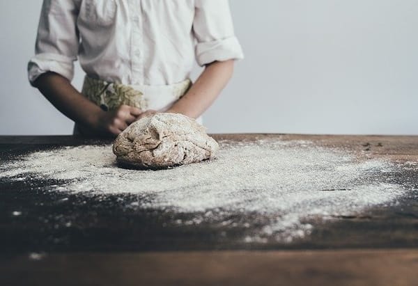 Qual é a diferença entre o trigo integral e a farinha branca, se ambos provêm do trigo?