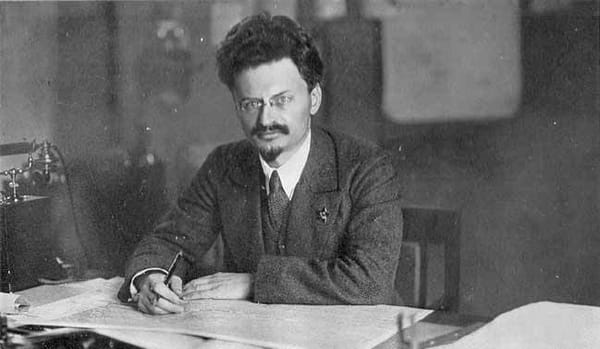 Leon Trotsky em sua mesa