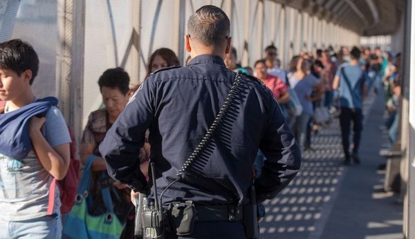 El proceso de cruzar legalmente la frontera México-Estados Unidos.