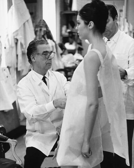 Balenciaga bei der Arbeit in seinem Atelier. Paris, 1968.