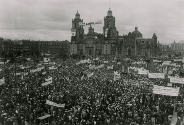 Massive demonstration in the Zócalo, on the anniversary of the oil expropriation.