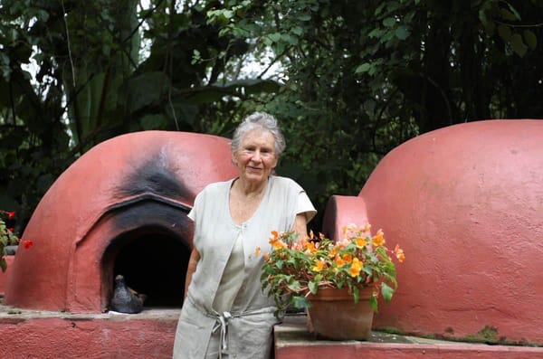 La británica Diana Kennedy sonríe mientras posa para una foto frente a los hornos de pan en su casa.