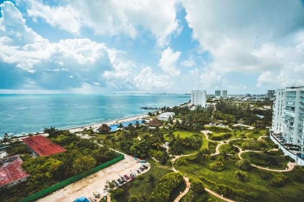 Fall from a balcony in Cancun kills a tourist.