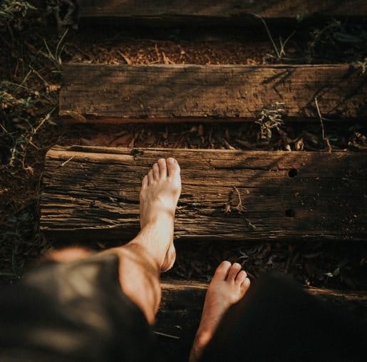 Conheça os benefícios de andar descalço e por que é bom para você.