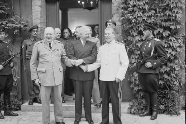 ビッグ3： ポツダム会談（1945年8月）におけるチャーチル、トルーマン、スターリン。