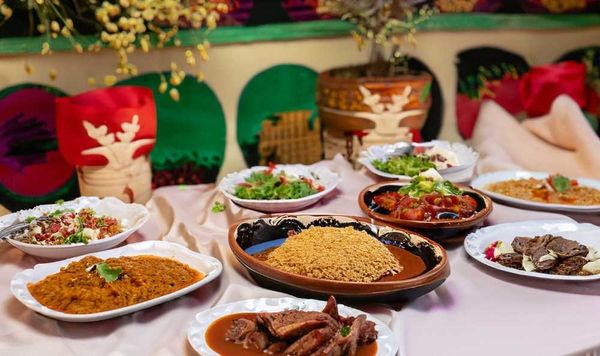 A beautifully adorned wedding table showcasing traditional Mexican gastronomic folklore.