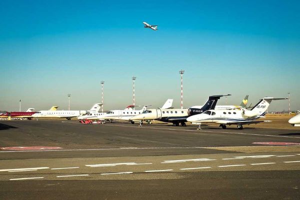 President Lopez Obrador announces plans to limit private flights at Cancun Airport to combat saturation.