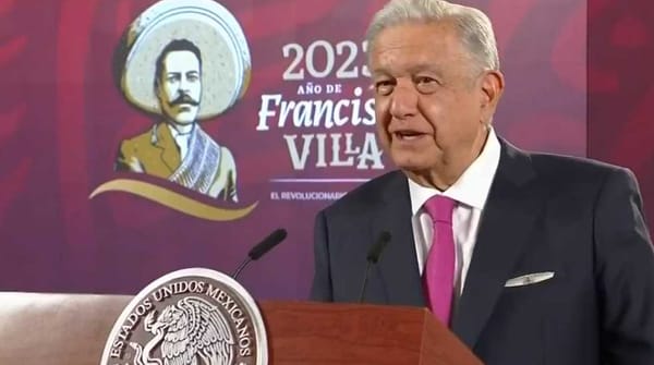 President AMLO proudly unveils the newly branded Mexicana de Aviación, symbolizing a new era for Mexican air travel.