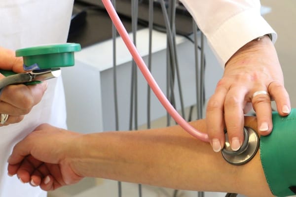 A doctor monitors a patient's blood pressure, highlighting Mexico's rising hypertension concern.