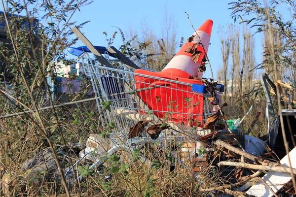 Piles of uncollected waste, reflecting the challenges of efficient urban waste management.