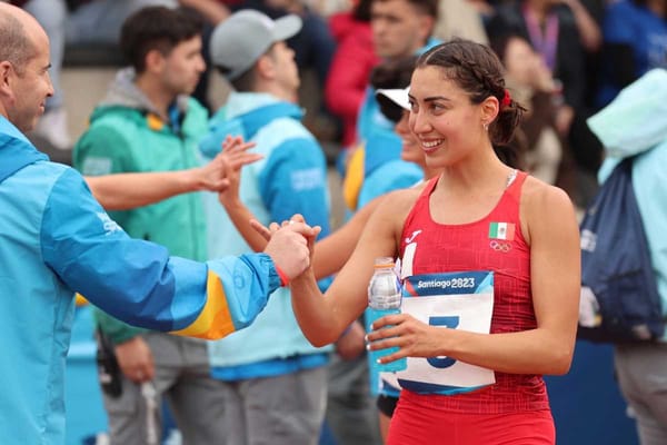 Mariana Arceo Gutiérrez raises her arms in victory, surrounded by other pentathletes, after qualifying for the medal round.