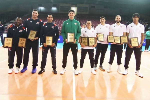 Photo of jubilant Mexican Men's Volleyball Team celebrating their third-place finish at the NORCECA Final Four.