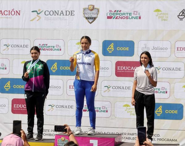 María Carolina Flores García holding her gold medal at the CONADE 2024 Nationals.