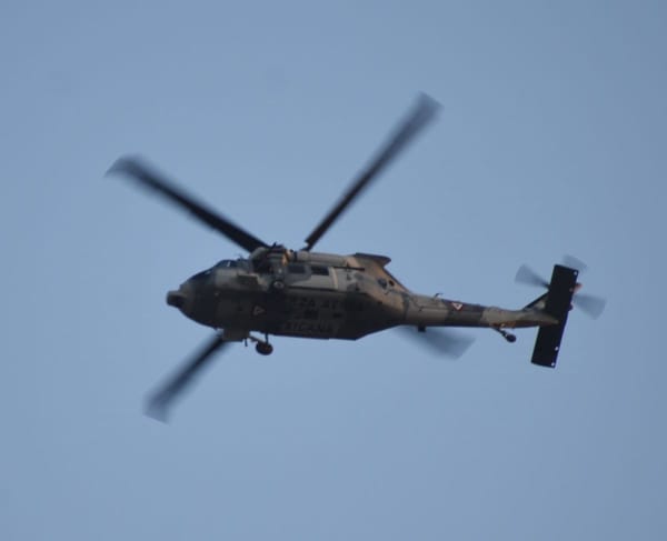 A helicopter flies low over a residential neighborhood of ​​Culiacán.