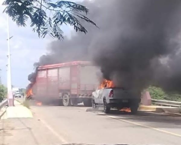 A vehicle set on fire in the Carlos Pellicer Cámara subdivision, Centro, Tabasco.