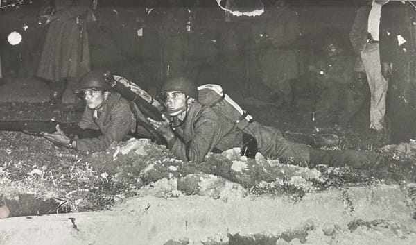 Members of the Army in a prone position during the confrontation in Casco de Santo Tomás.