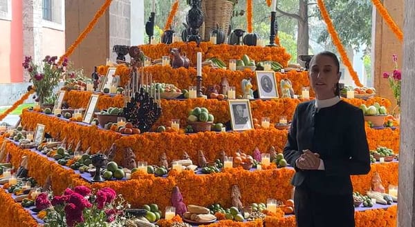 Sheinbaum dedicates Day of the Dead offering to the heroines of the country.